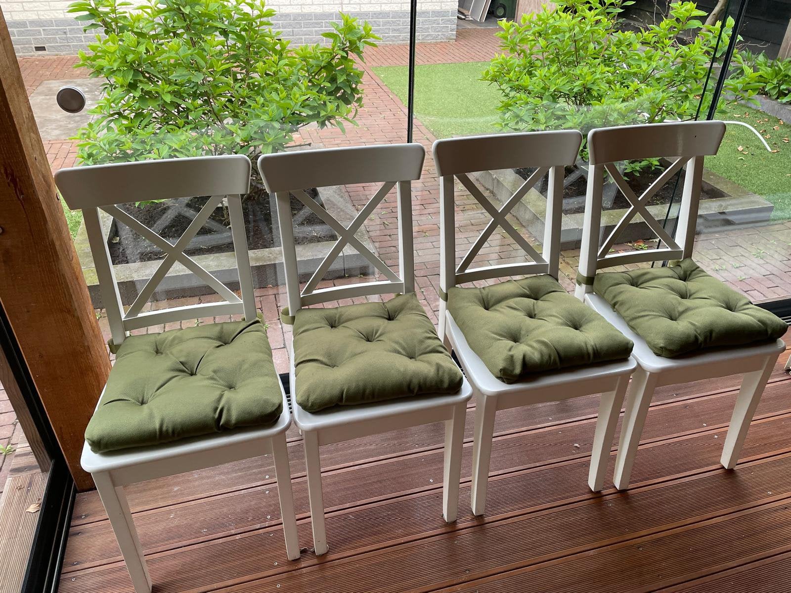 Stoelen 4 wit met kussens, Huis en Inrichting, Stoelen, Ophalen of Verzenden, Zo goed als nieuw, Wit, Twee