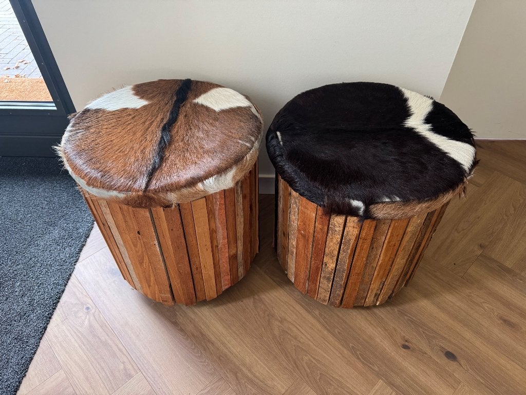 Koeienhuid poefen, Ophalen, Hout, 50 tot 75 cm, Zo goed als nieuw