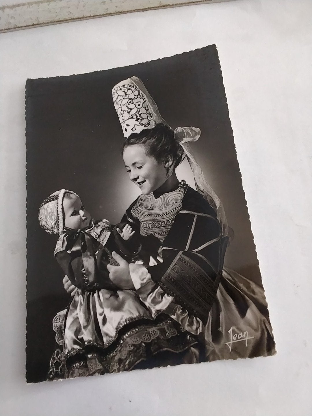 Oude Ansichtkaart Bretagne: Moeder en Kind in Klederdracht, Ophalen of Verzenden, 1940 tot 1960, Ongelopen