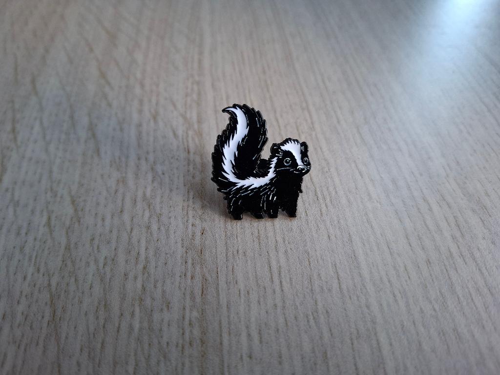 1 pin van een stinkdier te koop, Ophalen of Verzenden, Nieuw, Dier of Natuur, Speldje of Pin