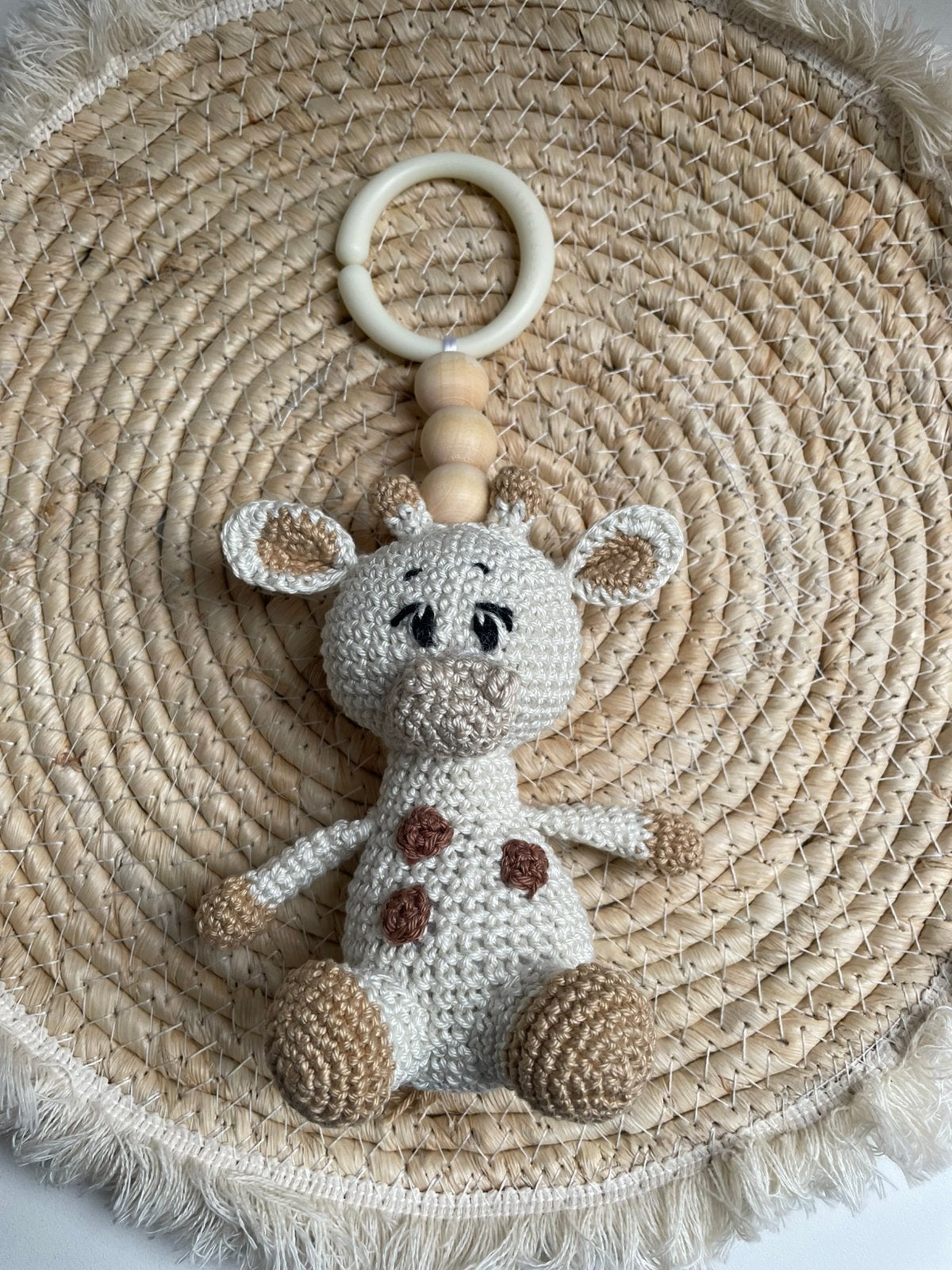 Gehaakte hanger met giraf voor kinderwagen of maxi-cosi, Ophalen of Verzenden, Nieuw, Kraamcadeau