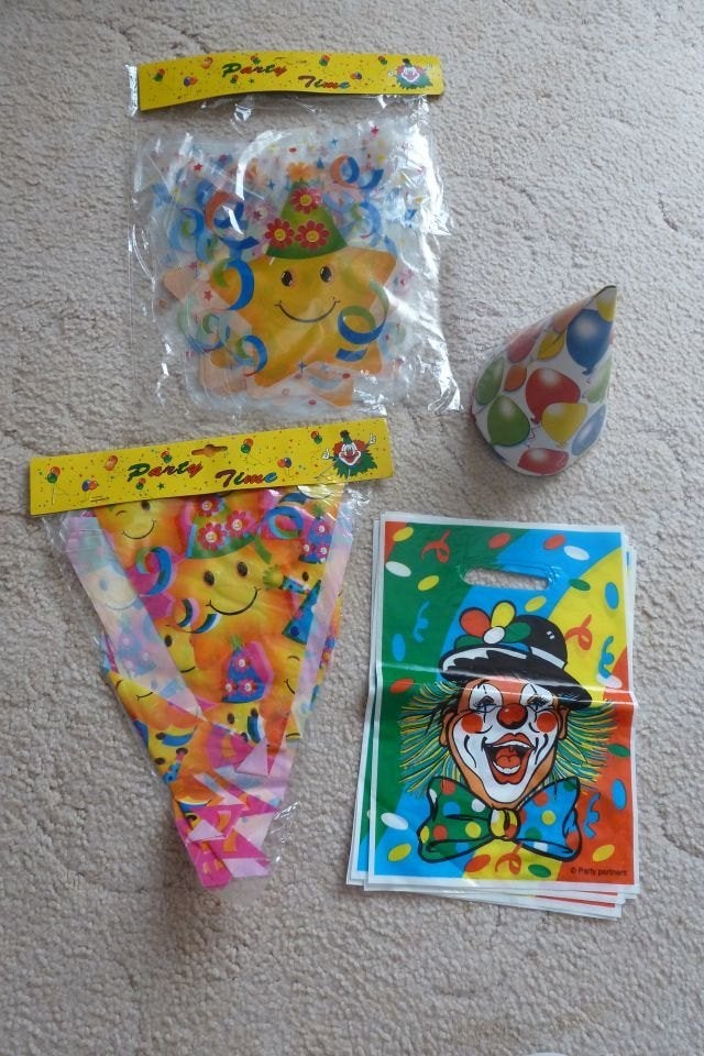 verjaardags pakketje met versieringen en slingers, Ophalen of Verzenden, Zo goed als nieuw, Versiering, Verjaardag