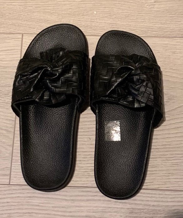 Zwarte badslippers, maat 40, nieuw, Kleding | Dames, Ophalen of Verzenden, Nieuw, Zwart