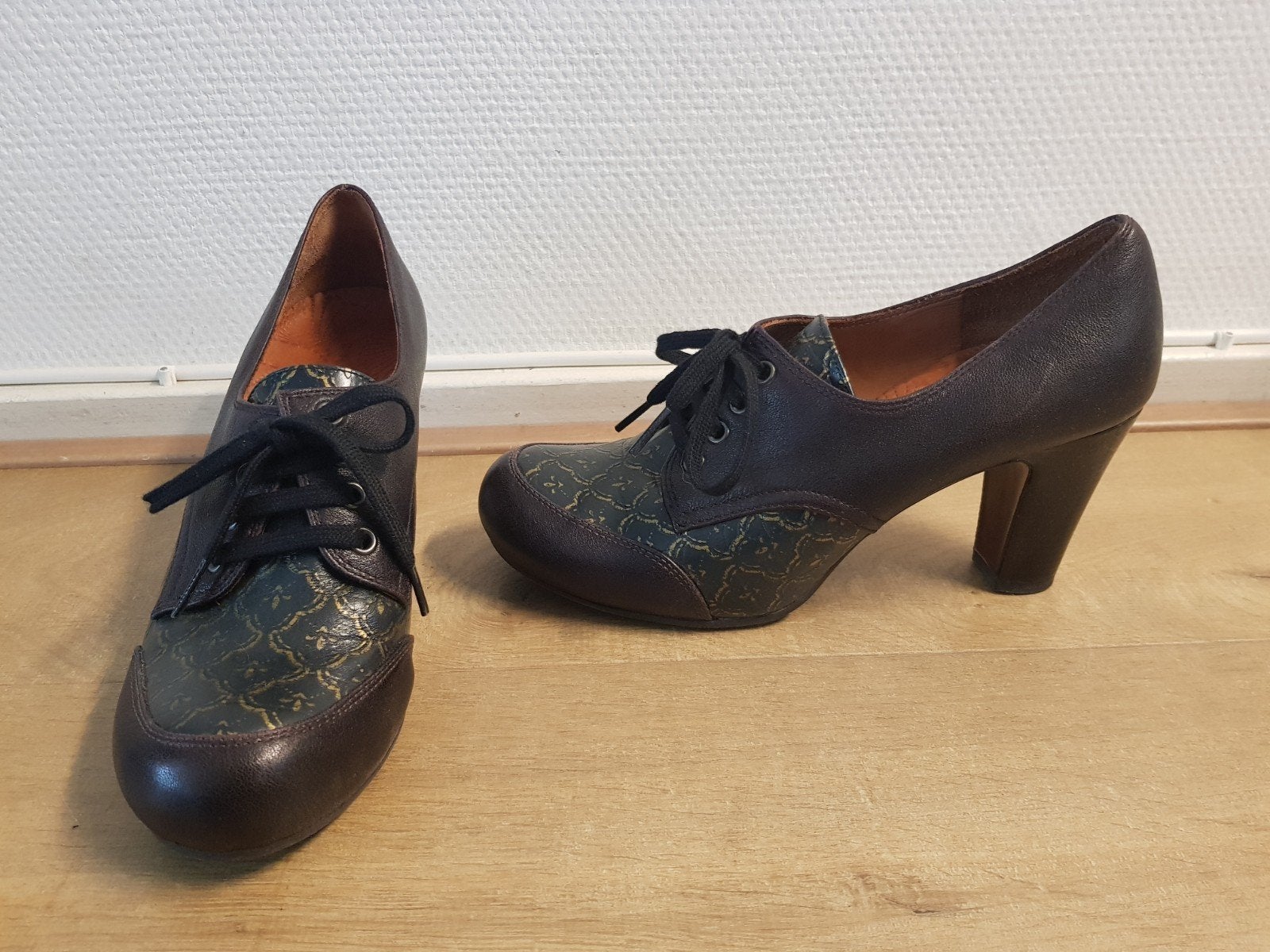 Chie Mihara hakken 40 bruin-goud-zwart, Ophalen of Verzenden, Zo goed als nieuw, Schoenen met hoge hakken, Groen