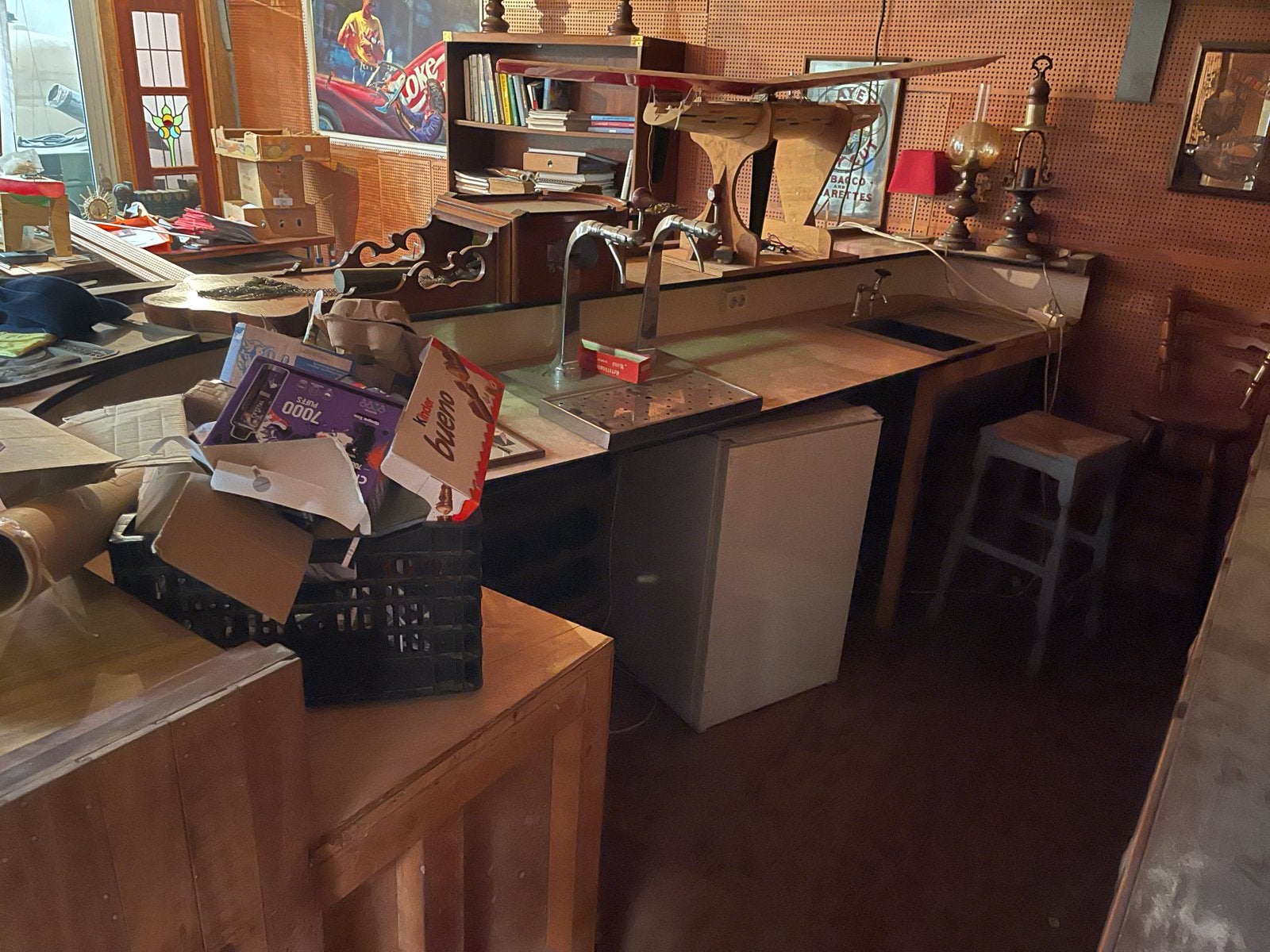 Oude houten bar half rond met luifel en kasten, Ophalen, Gebruikt