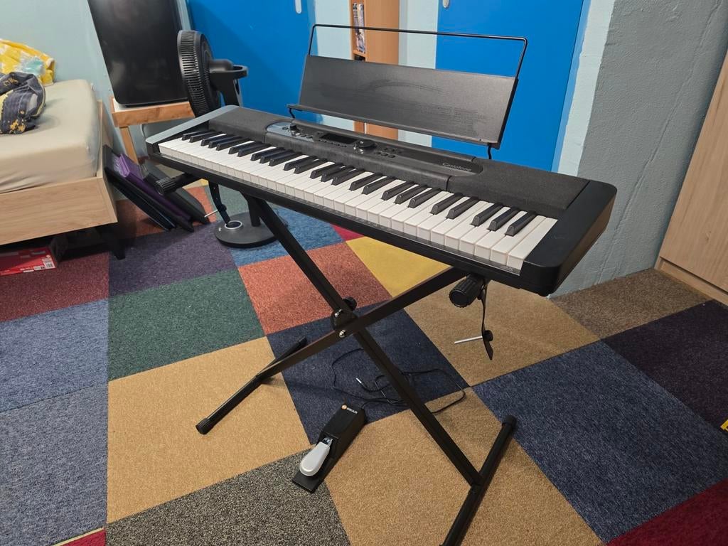Casio LK-S450 Piano met standaard en pedaal (volume defect), Ophalen, Casio, 61 toetsen, Midi-aansluiting