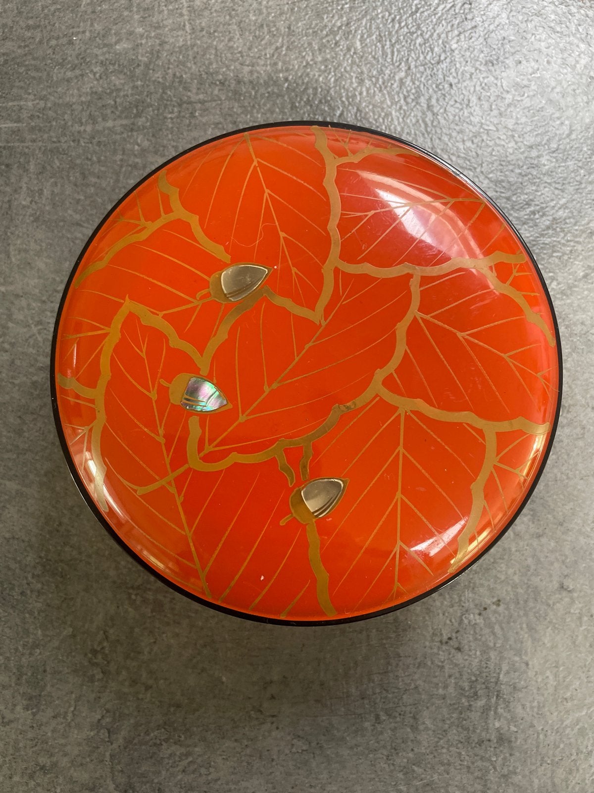 Decoratieve Japanse lakdoos met bladmotief, Antiek en Kunst, Ophalen of Verzenden