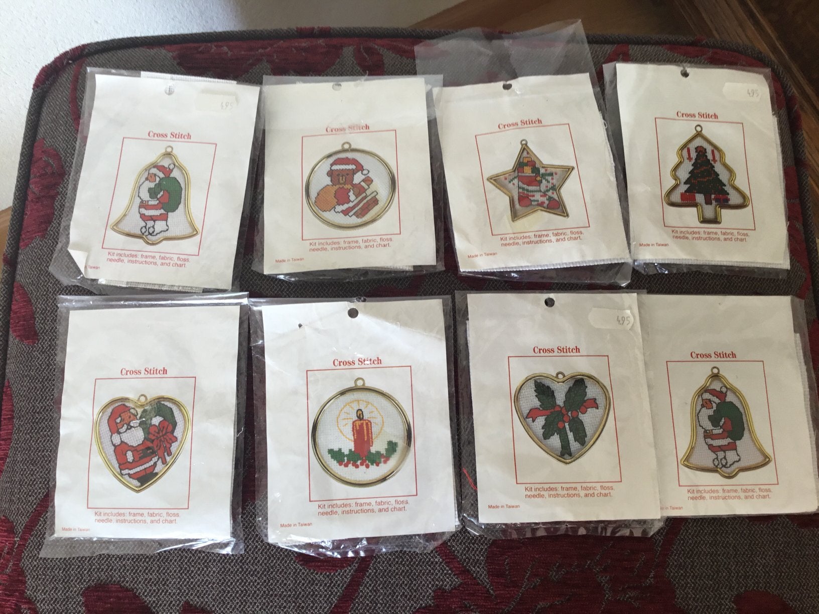 8 patroontjes met stof naald en rest garen kerst, Ophalen of Verzenden, Zo goed als nieuw, Handborduren, Borduurpakket