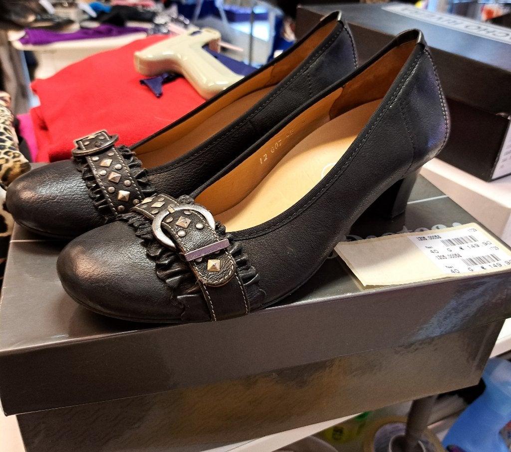 Footnotes zwarte pumps met studs voorop hak 5cm 40 nr 44552, Kleding | Dames, Schoenen, Pumps, ., Zwart, Footnotes