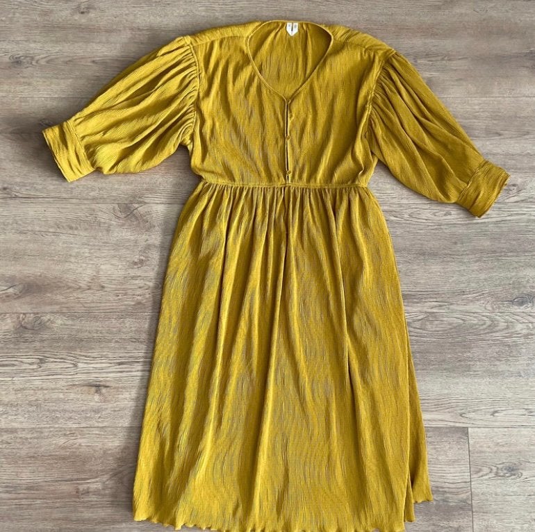 Arket plissé jurk okergeel mosterd midi pofmouwen maat 36, Kleding | Dames, Jurken, Geel, Ophalen of Verzenden, Zo goed als nieuw