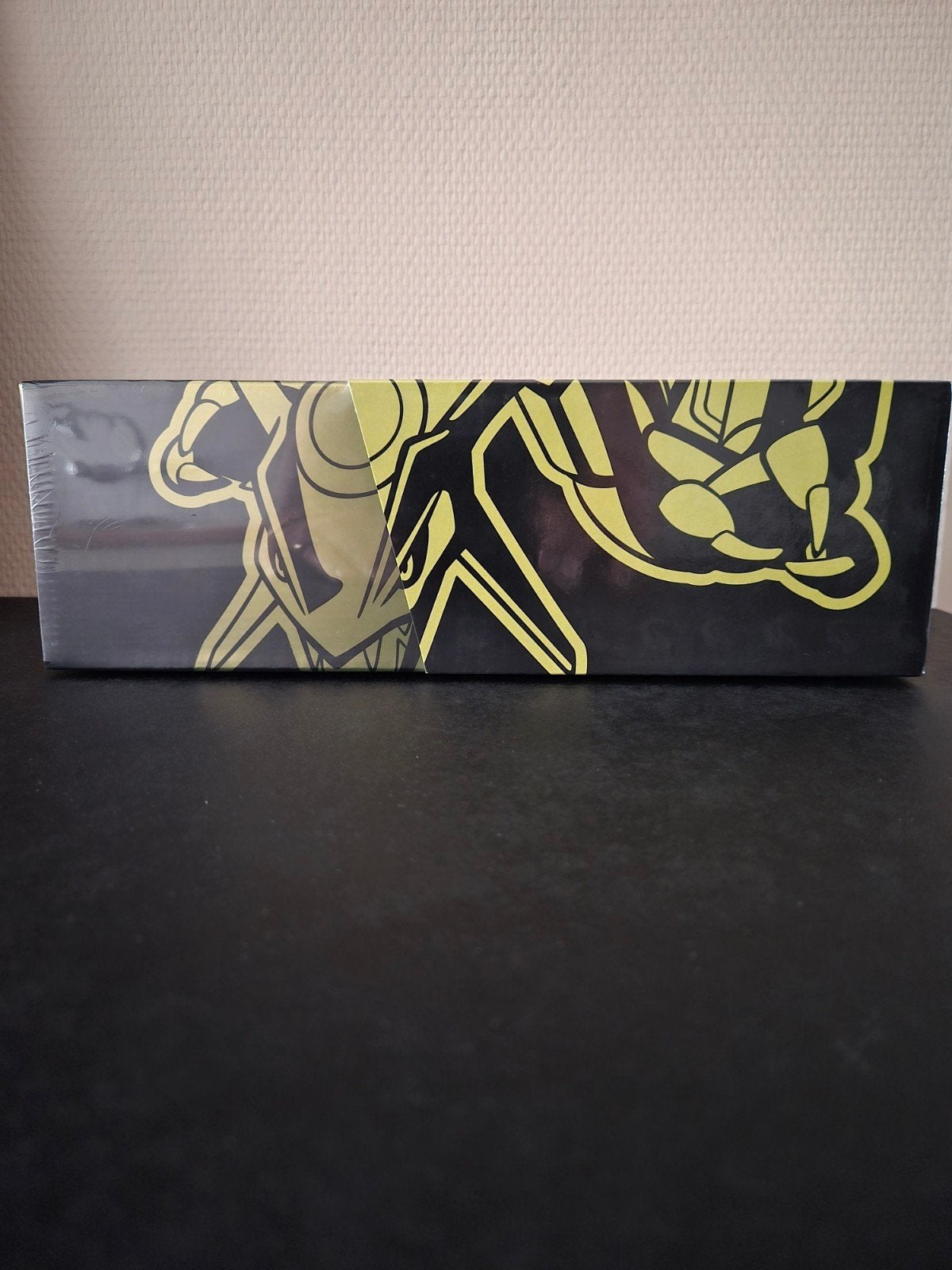 Pokémon 25th Anniversary golden Premium Collection Box (TCG), Ophalen of Verzenden, Nieuw