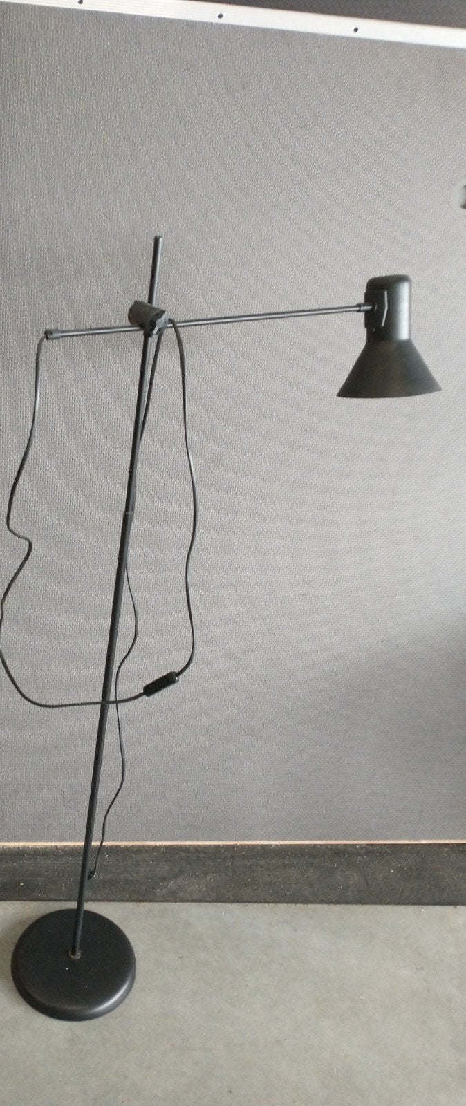 Zwarte vloerlamp met verstelbare arm, Ophalen, Gebruikt, Modern, Industrieel, Metaal