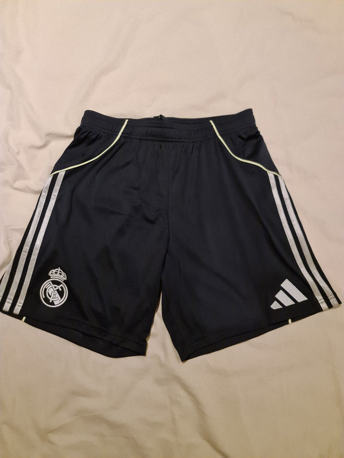 real madrid uitshort 25/26, Nieuw, Ophalen of Verzenden, Adidas, Voetbal