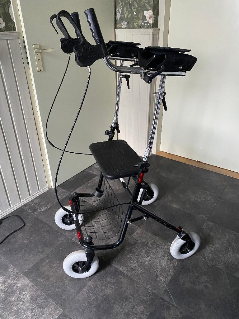 rollator met onderarmsteunen/ onderarmschalenProvo Premis, Ophalen, Opvouwbaar, Zo goed als nieuw