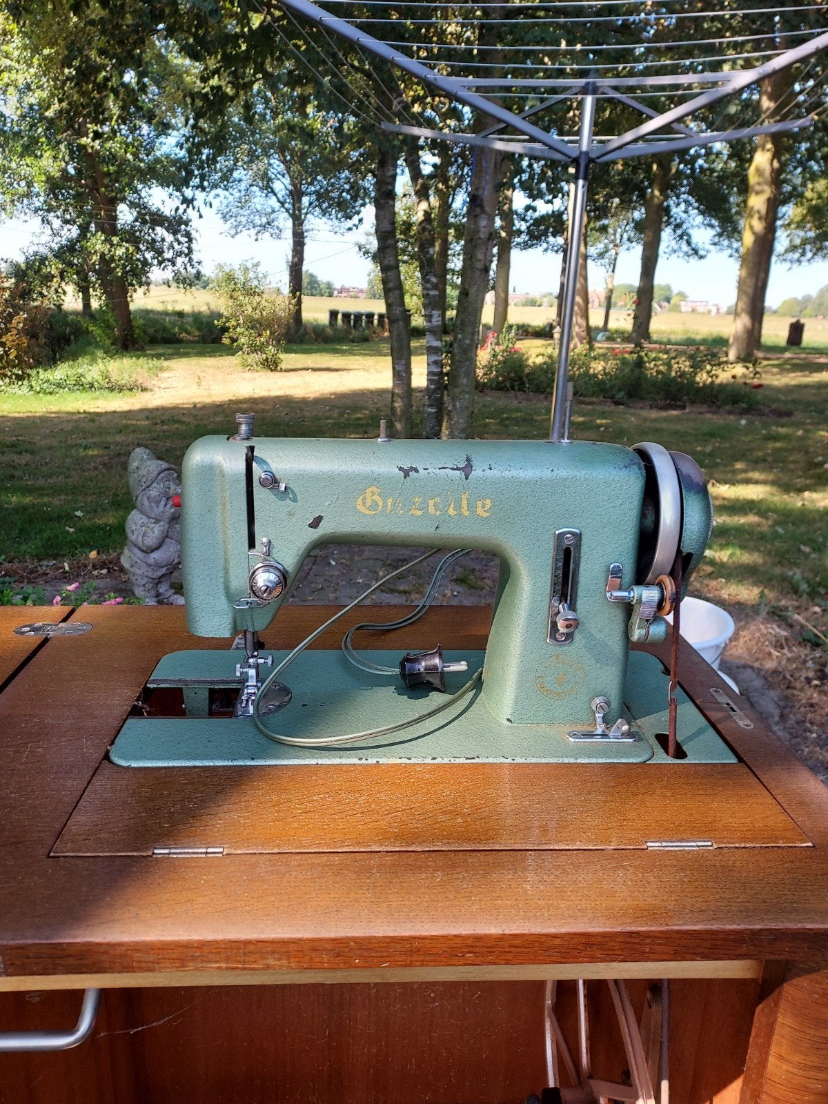Oude Gazelle naaimachine in meubel, Ophalen