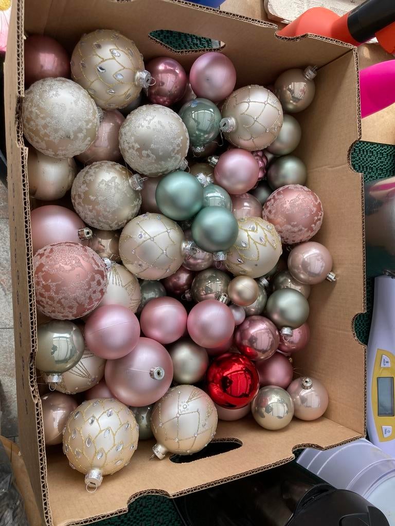 Bananen doos met kerstballen, Diversen, Kerst, Ophalen of Verzenden, Zo goed als nieuw