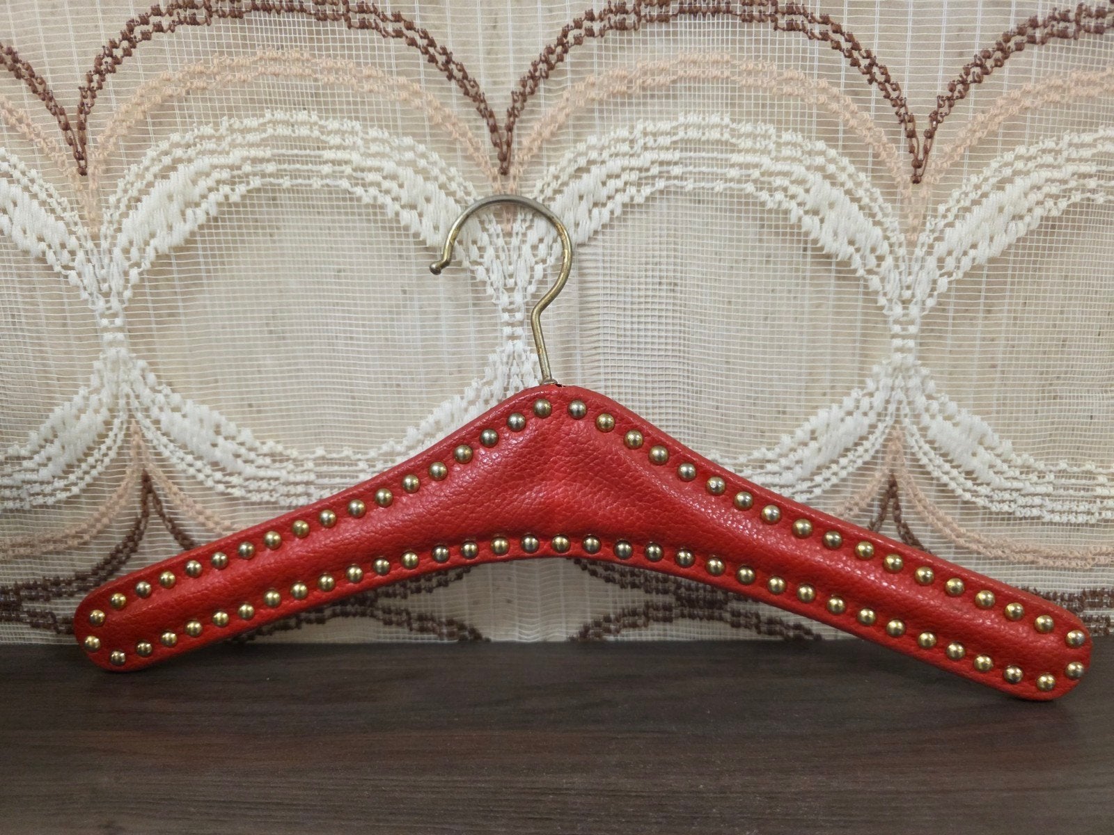 Vintage skailederen kledinghanger rood met studs, Overige materialen, ., Ophalen of Verzenden, Zo goed als nieuw