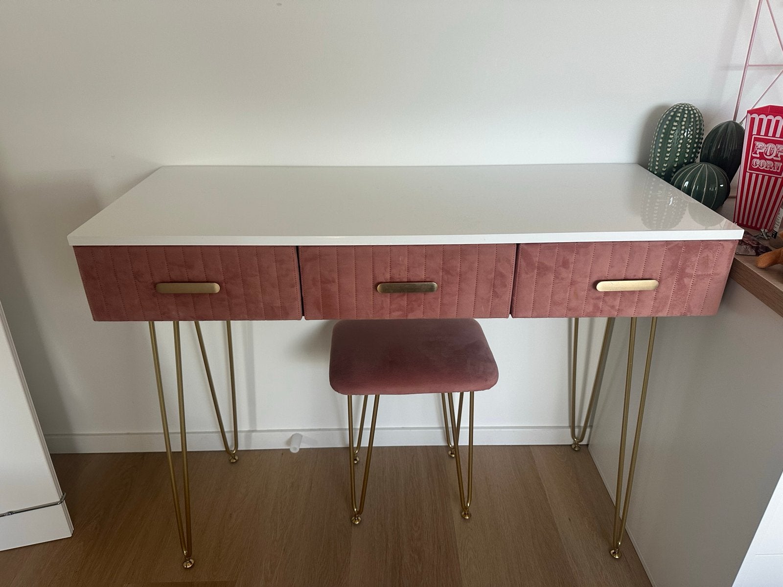 Roze fluwelen kaptafel met krukje en gouden poten, Ophalen, Overige materialen, Gebruikt, 100 tot 150 cm