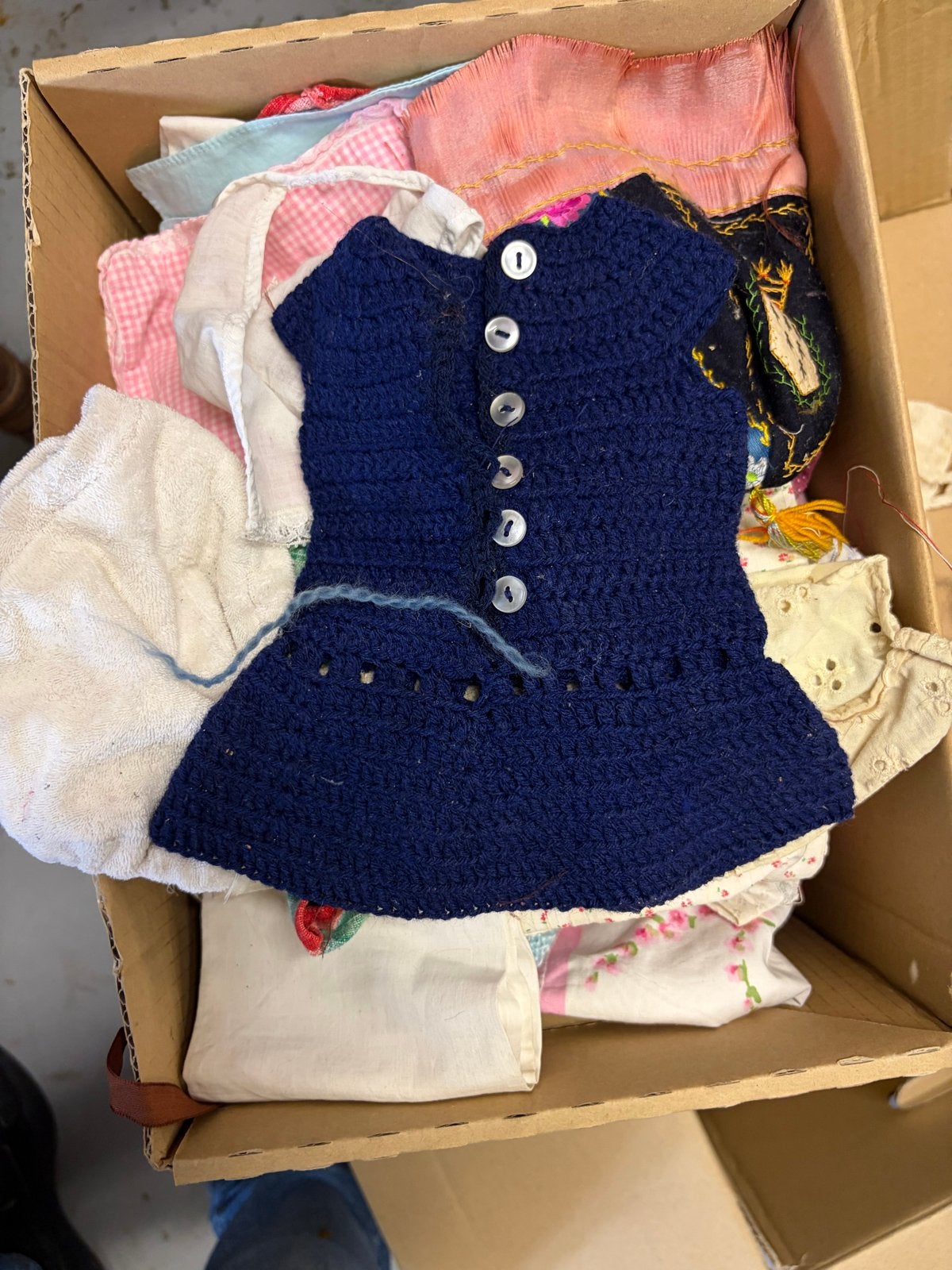 Doos vol antieke poppenkleding - Diverse stijlen, Verzamelen, Poppen, Ophalen of Verzenden, Gebruikt, Kleertjes