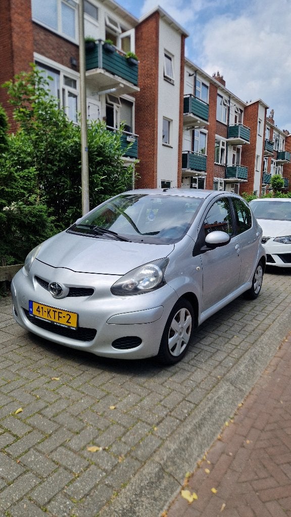 Toyota Aygo 1.0 12V Vvt-i 5DRS 2010 Grijs - Nieuwe Koppeling, Auto's, Euro 5, Zwart, 4 stoelen, 68 pk