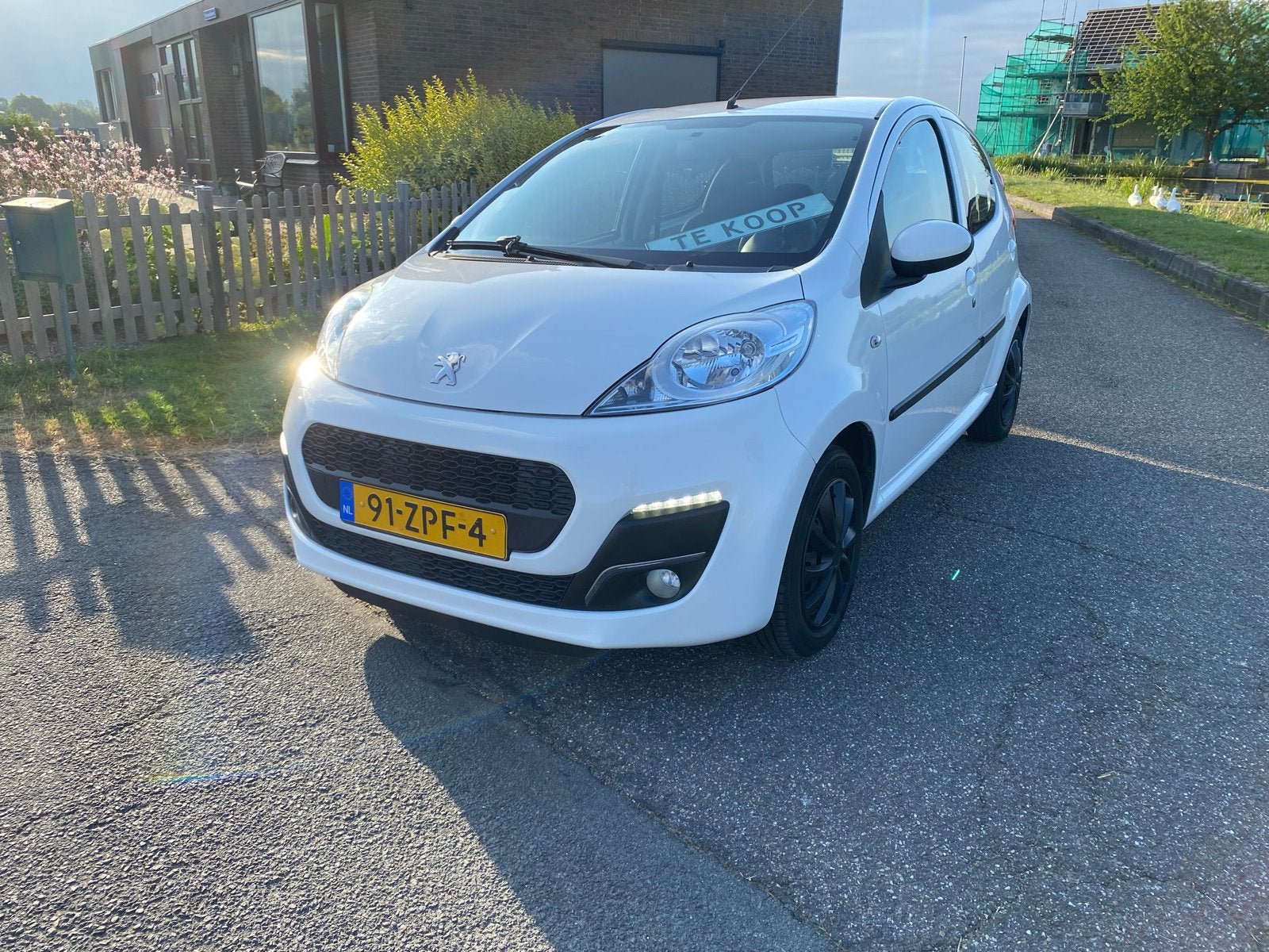 Peugeot 107 1.0 12V 5DR 2012 Wit, Voorwielaandrijving, 4 stoelen, Origineel Nederlands, Handgeschakeld