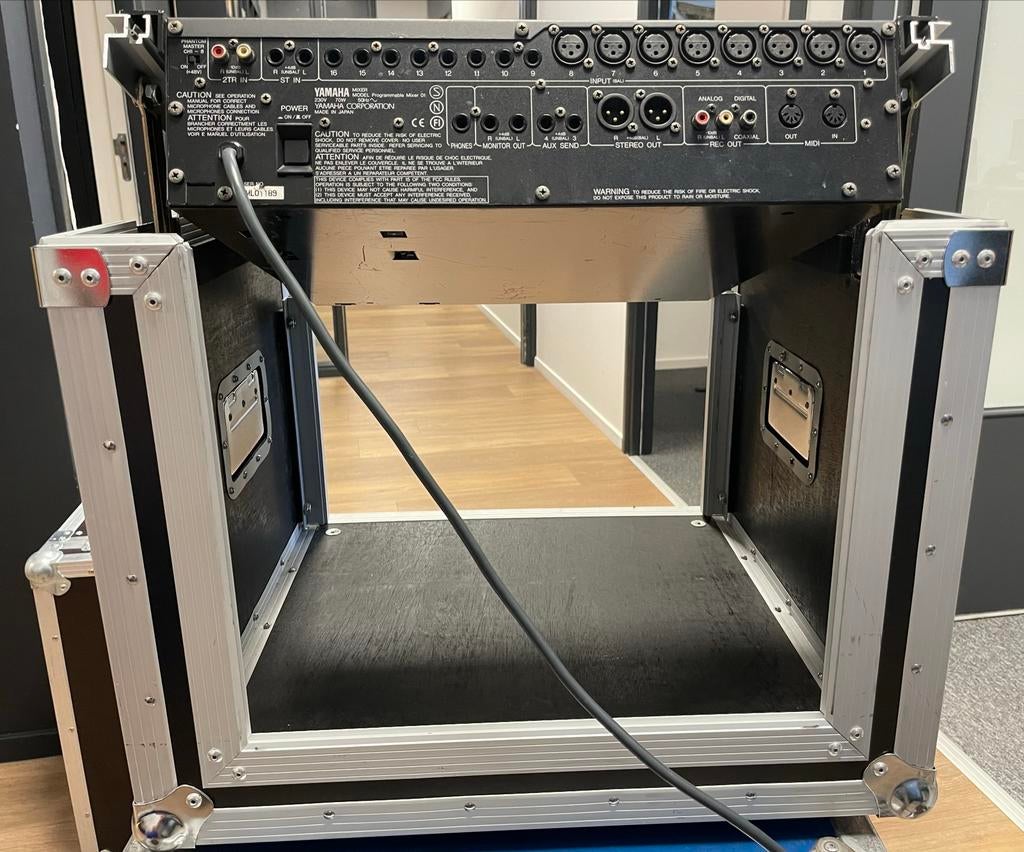 Yamaha Promix 01 digitale mengtafel met flightcase, Ophalen of Verzenden, Gebruikt, 10 tot 20 kanalen, Microfooningang
