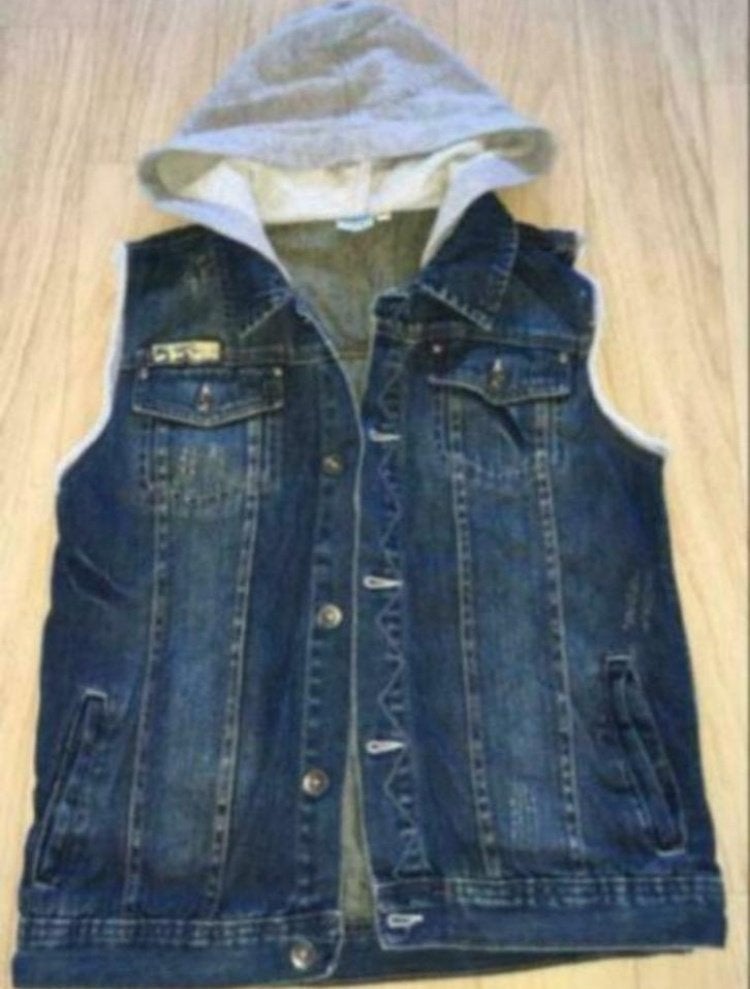 Stoere mouwloze spijker jas met capuchon , maatje 164, Kinderen en Baby's, Kinderkleding | Maat 164, Ophalen of Verzenden, Zo goed als nieuw