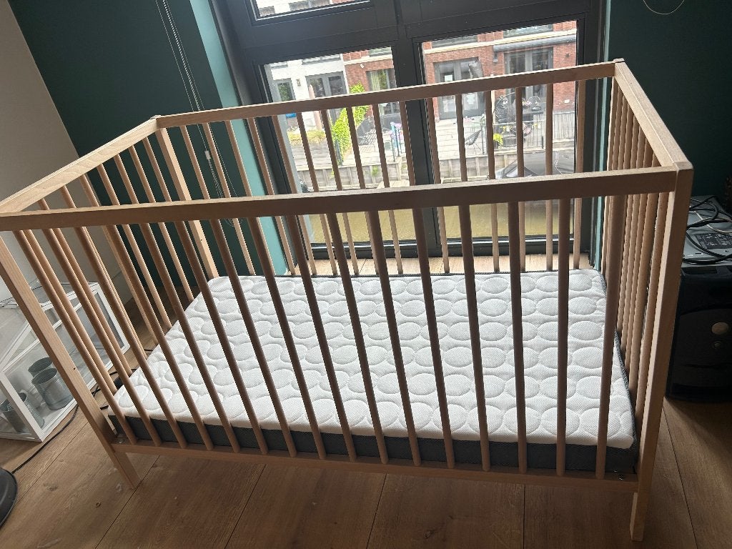 Ledikant, Kinderen en Baby's, Kinderkamer | Bedden, Ophalen, Zo goed als nieuw, Minder dan 140 cm, Matras