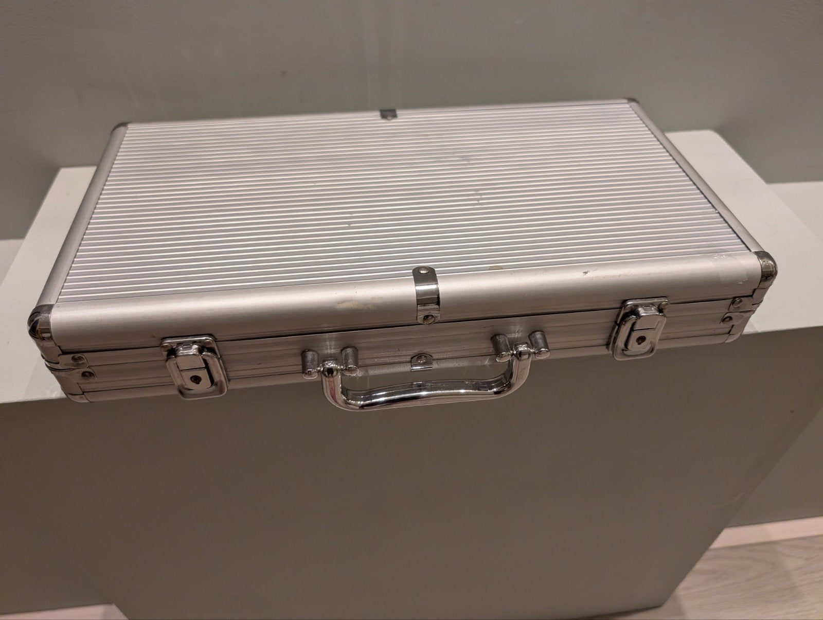 Pokerset in aluminium koffer met 500 chips en kaarten, Hobby en Vrije tijd, Gezelschapsspellen | Kaartspellen, Vijf spelers of meer
