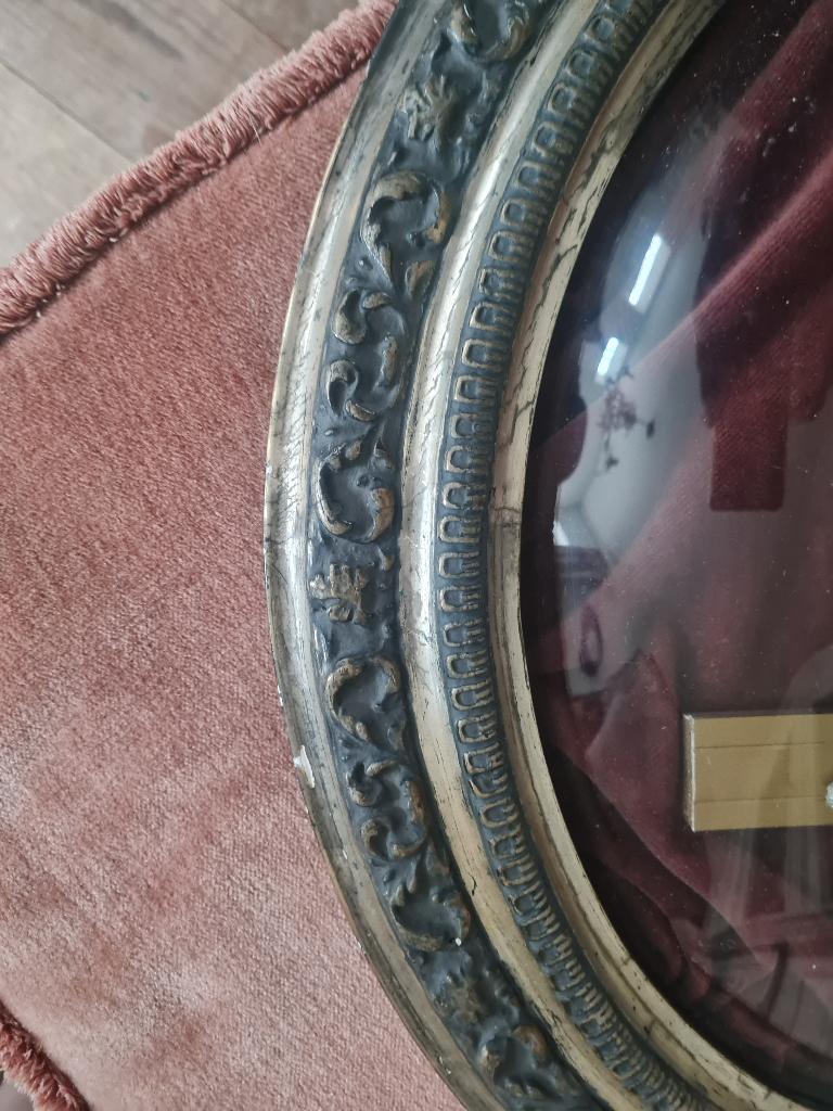 Vintage houten lijst met bol glas en kruisbeeld groter model, Heikant 21 Kaatsheuvel, Minder dan 50 cm, Belle Vieille Brocante