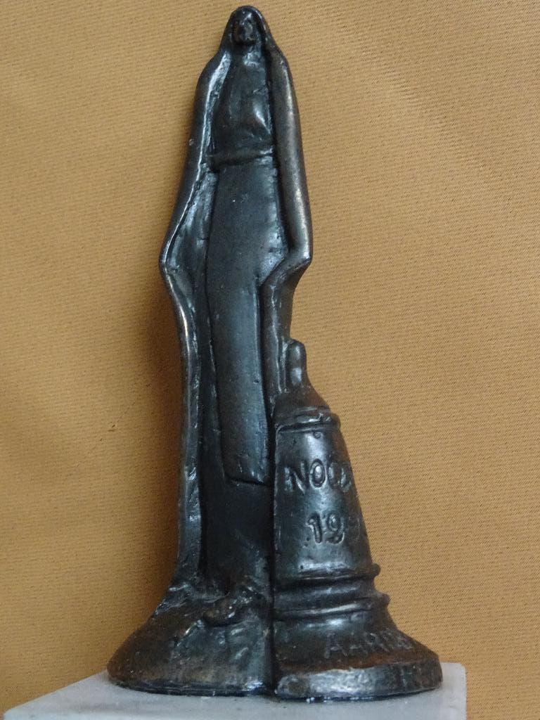 brons beeld Noodfonds Aardbeving kerken beeldje Maria, Antiek en Kunst, Ophalen of Verzenden, Brons