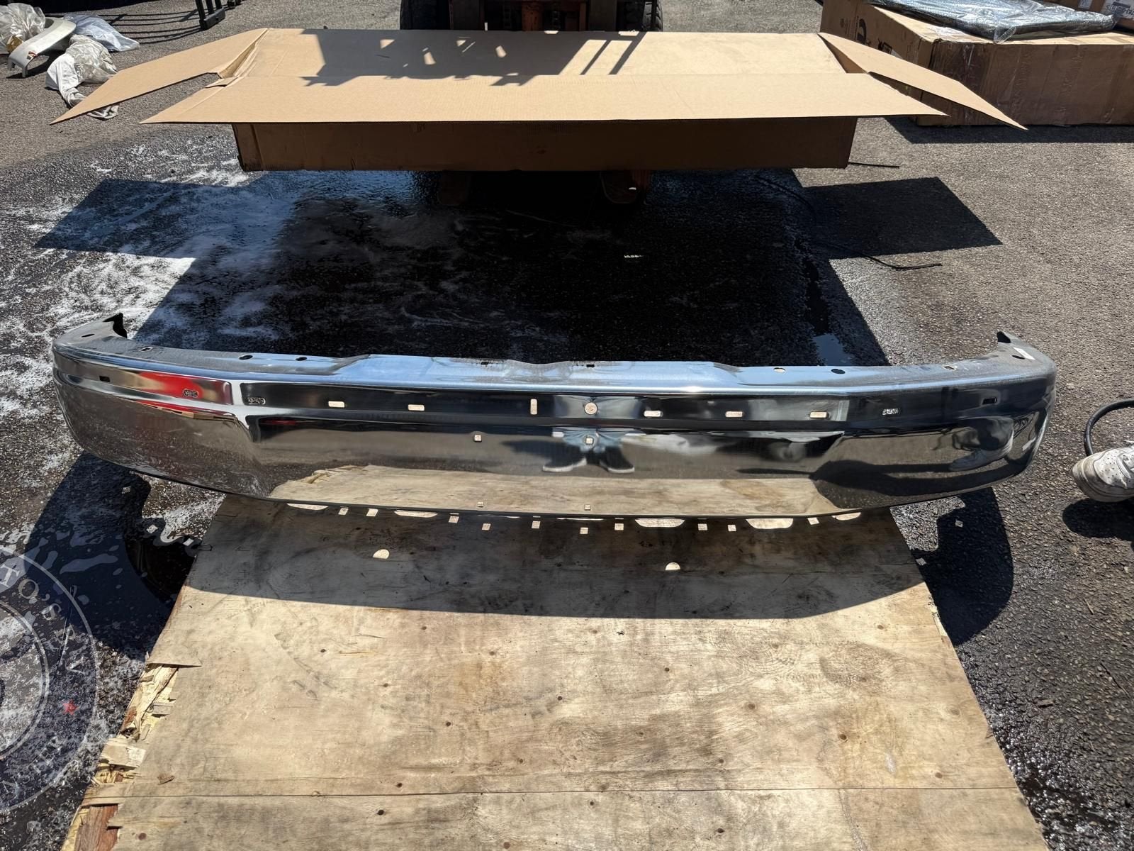 Chevrolet en GMC bus voorbumper - GM 19303361, Voor, Nieuw, Ophalen of Verzenden, Bumper