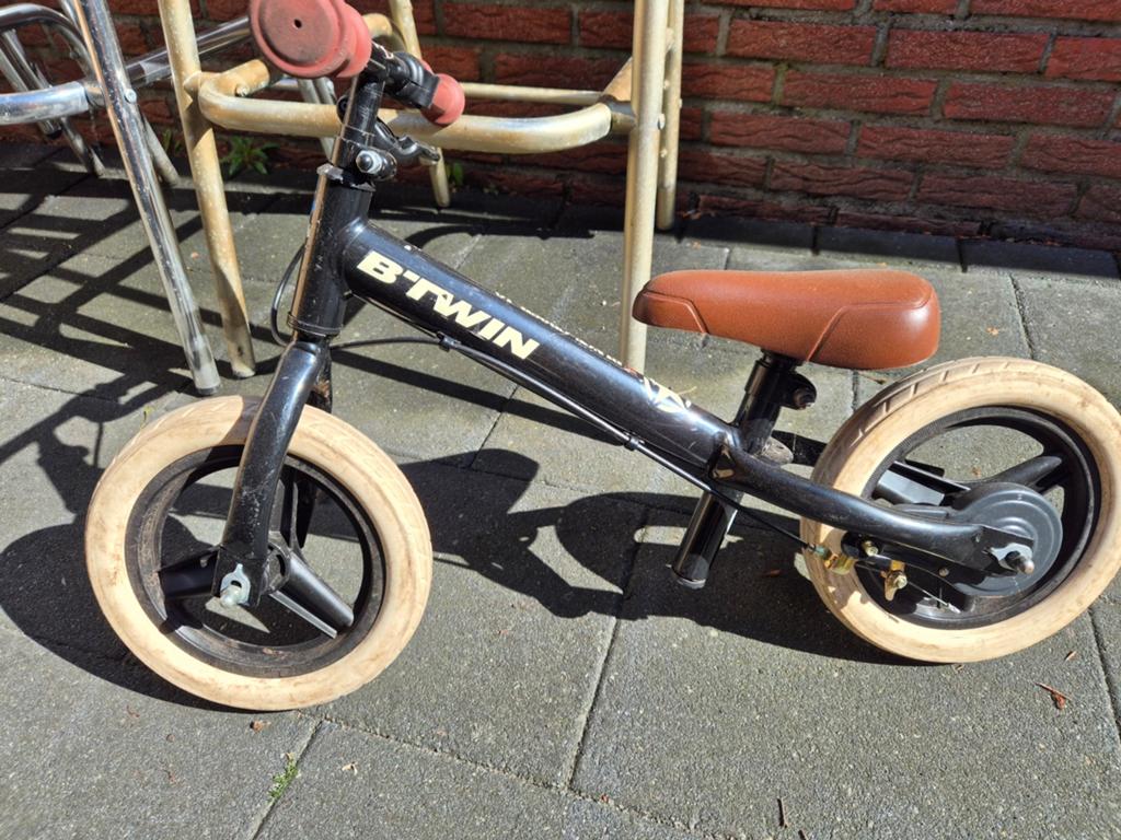 B'TWIN loopfiets zwart met bruin zadel, Ophalen, Gebruikt, Loopfiets