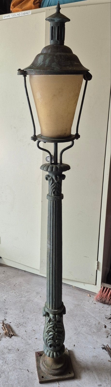 Oude gietijzere lantaarn, Tuin en Terras, Gebruikt, Staande lamp, Ophalen of Verzenden, Netvoeding