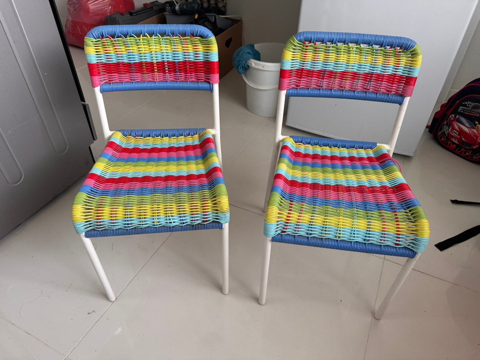 2x kinderstoel of peuterstoel in regenboog kleuren, Ophalen, Zo goed als nieuw, Stoel(en)