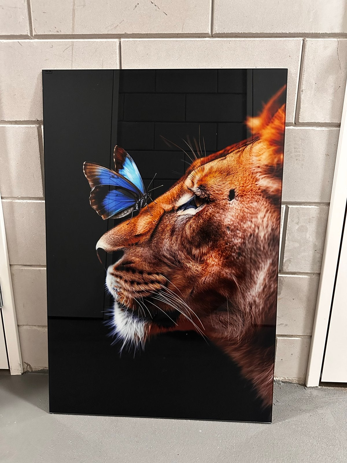 Modern schilderij leeuw met vlinder op glas, Antiek en Kunst, Ophalen of Verzenden, Glas, Print, Dieren