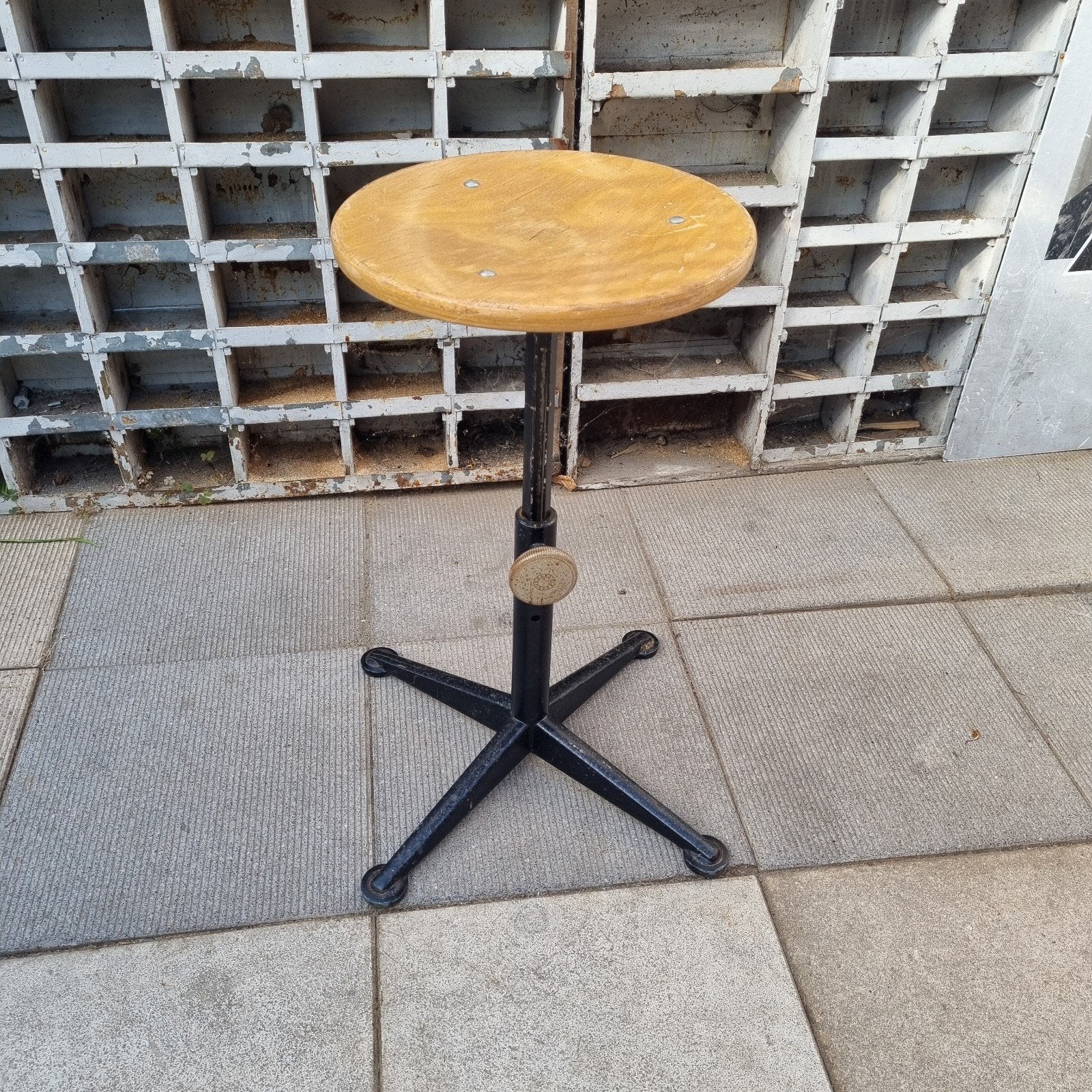 leuke vintage kruk van Ahrend de Cirkel jaren 60,verstelbaar, Huis en Inrichting, Ophalen, Hout