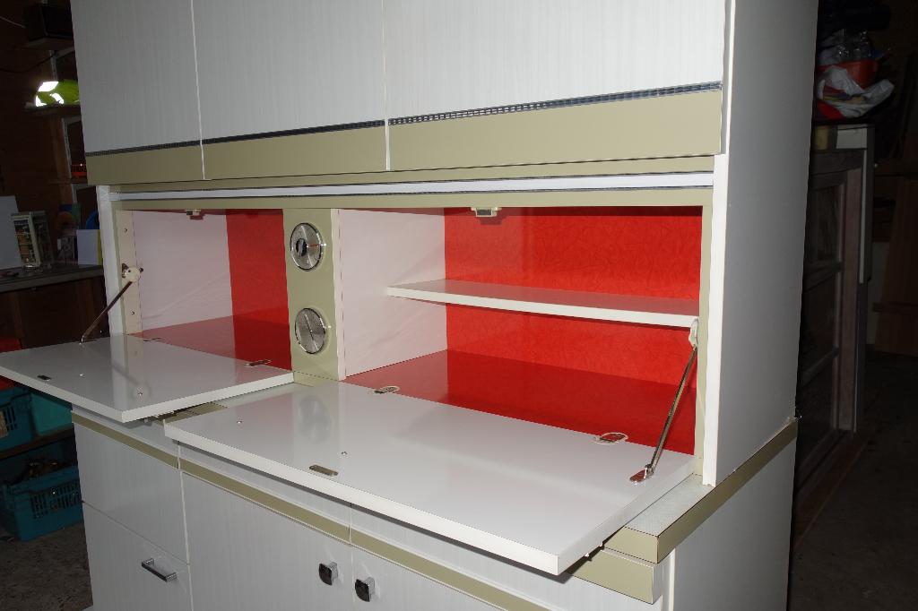 Retro keukenkast ca. 1965 in wit, zachtgroen en oranje, Ophalen, Gebruikt