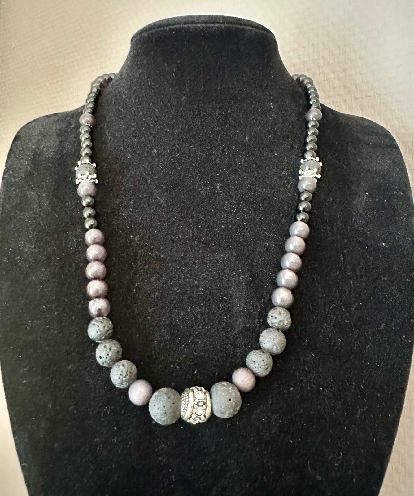 Stijlvolle ketting met lavasteen, onyx en strass details, Zwart, Nieuw, Ophalen of Verzenden, Steen of Mineraal