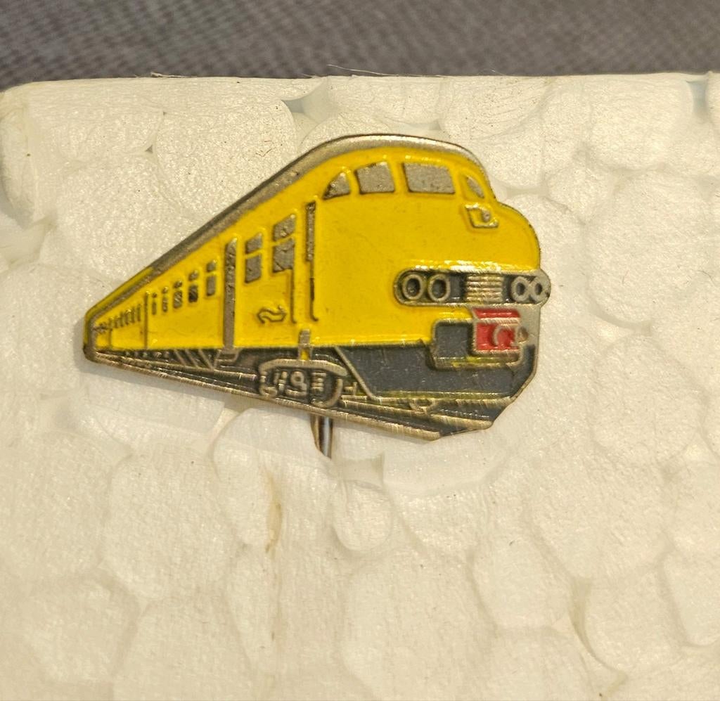 Speldje NS Mat '64 'Apekop' trein, Verzamelen, Speldjes, Pins en Buttons, Ophalen of Verzenden