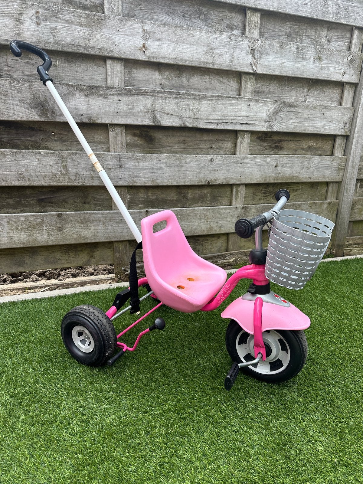 Roze Puky driewieler met duwstang en mandje, Ophalen, Gebruikt, Terugtraprem, Duwstang
