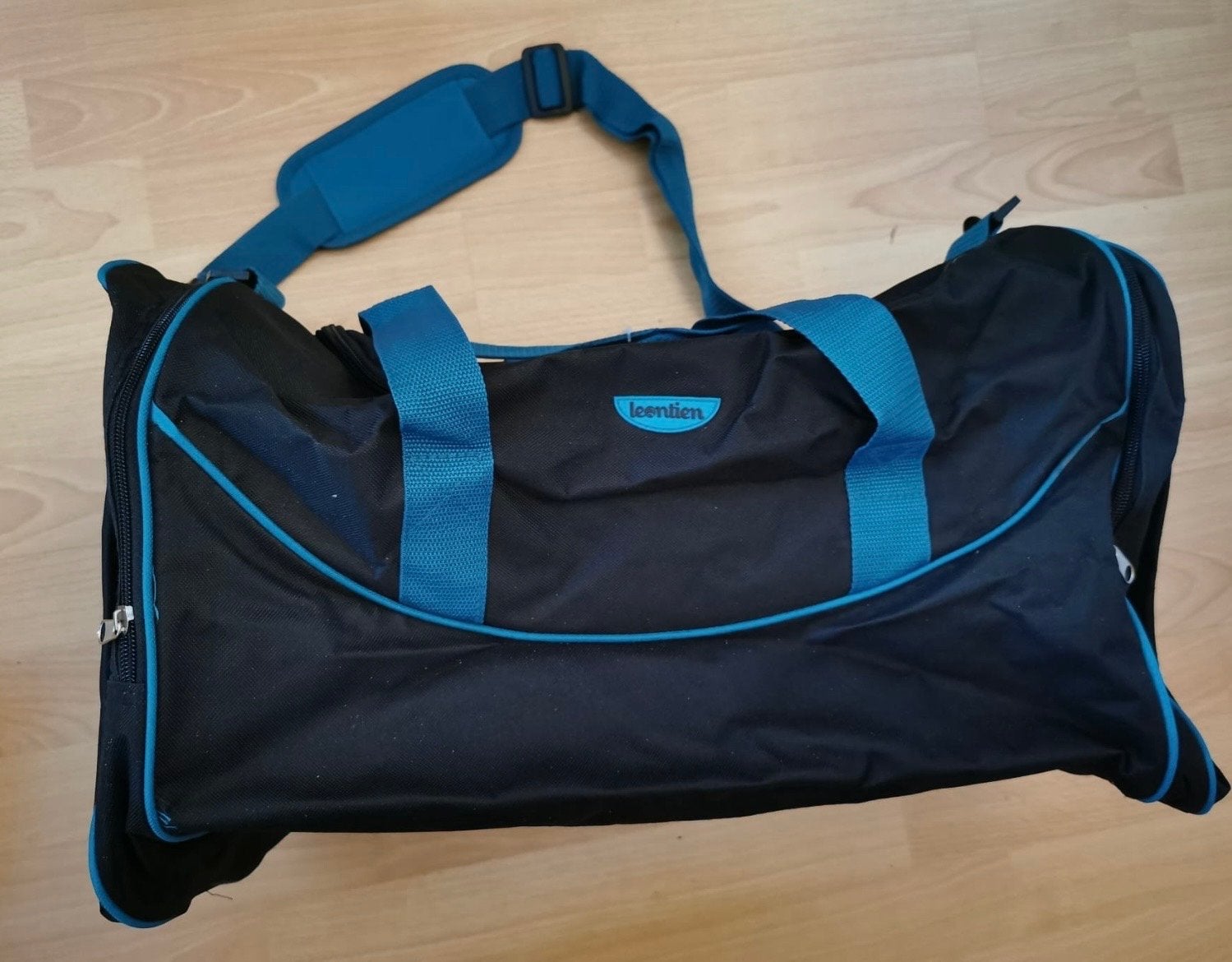 Nieuwe Sporttas Zwart/Blauw - 45x25x22,5 cm, Ophalen of Verzenden, Nieuw, Unisex volwassen