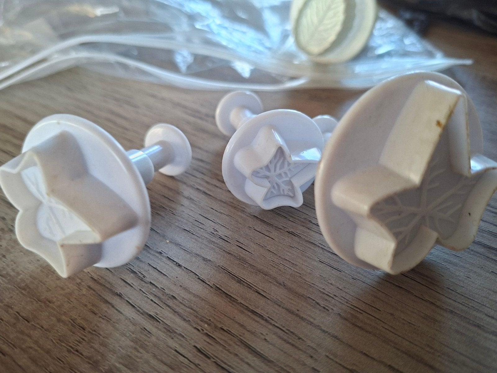 Set van 3 Gebruikte Bladvormige Uitstekers, Ophalen of Verzenden, Gebruikt, Taarten of Cupcakes, Versiering