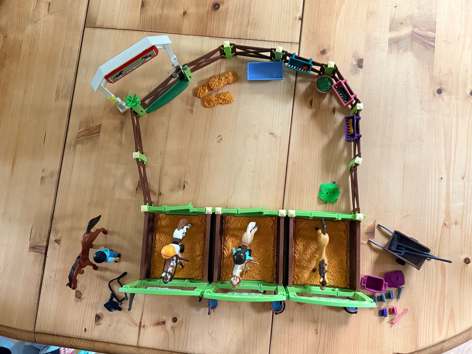 Grote playmobiel Spirit paardenstallen met accessoires!, Ophalen, Zo goed als nieuw, Jongen of Meisje