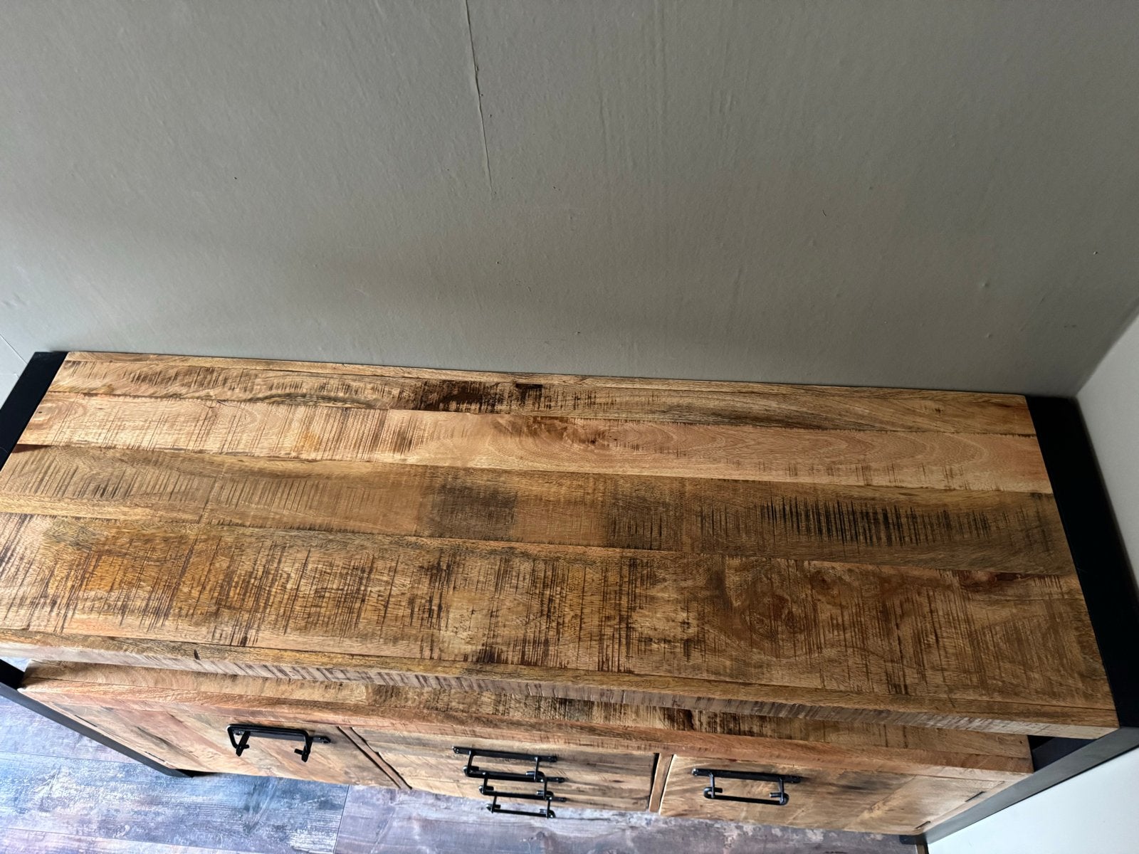 Stoer dressoir van mangohout en metaal, Huis en Inrichting, Ophalen, 100 tot 150 cm, Zo goed als nieuw, Met lade(s)