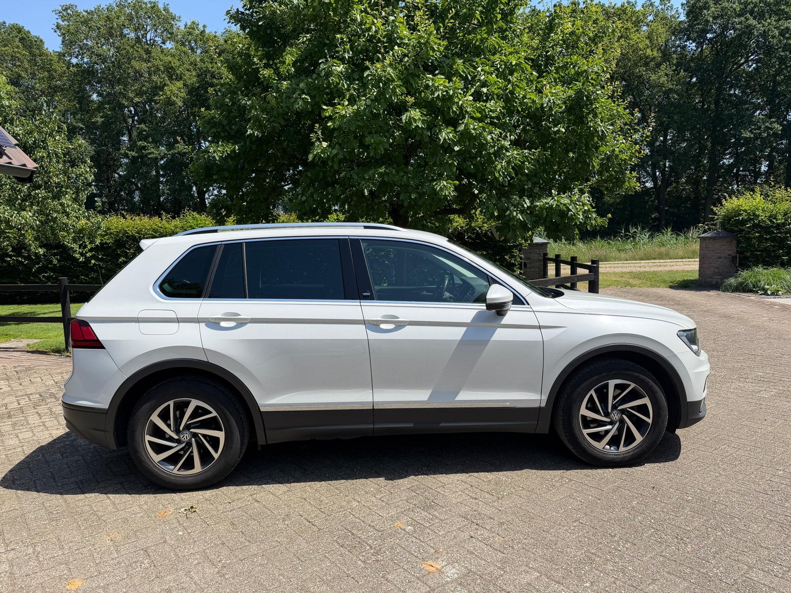 VW Tiguan | Carplay | Virtual Cockpit | Camera | Standkachel, Auto's, Voorwielaandrijving, Zwart, 4 cilinders, Wit