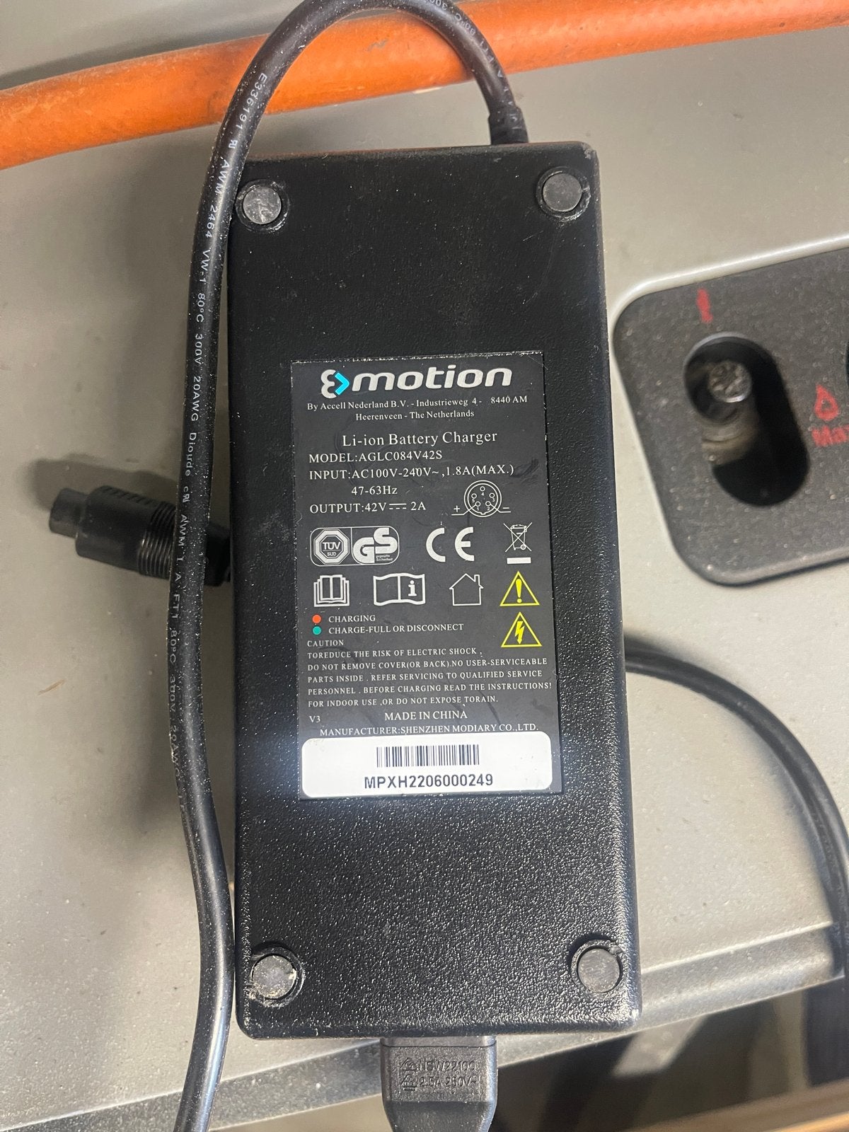 Oplader Sparta R5E E-motion Li-ion Acculader 42V 2A, Verzenden, Gebruikt