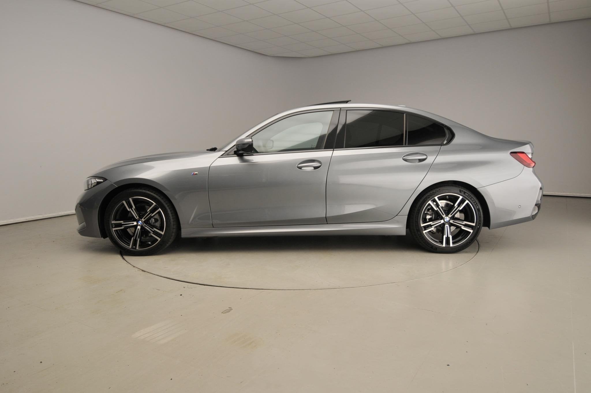 BMW 3 Serie Sedan 320i | M-Sportpakket | LED | Navigatie | S, Auto's, Automaat, Gebruikt, 4 cilinders, Met garantie (alle)