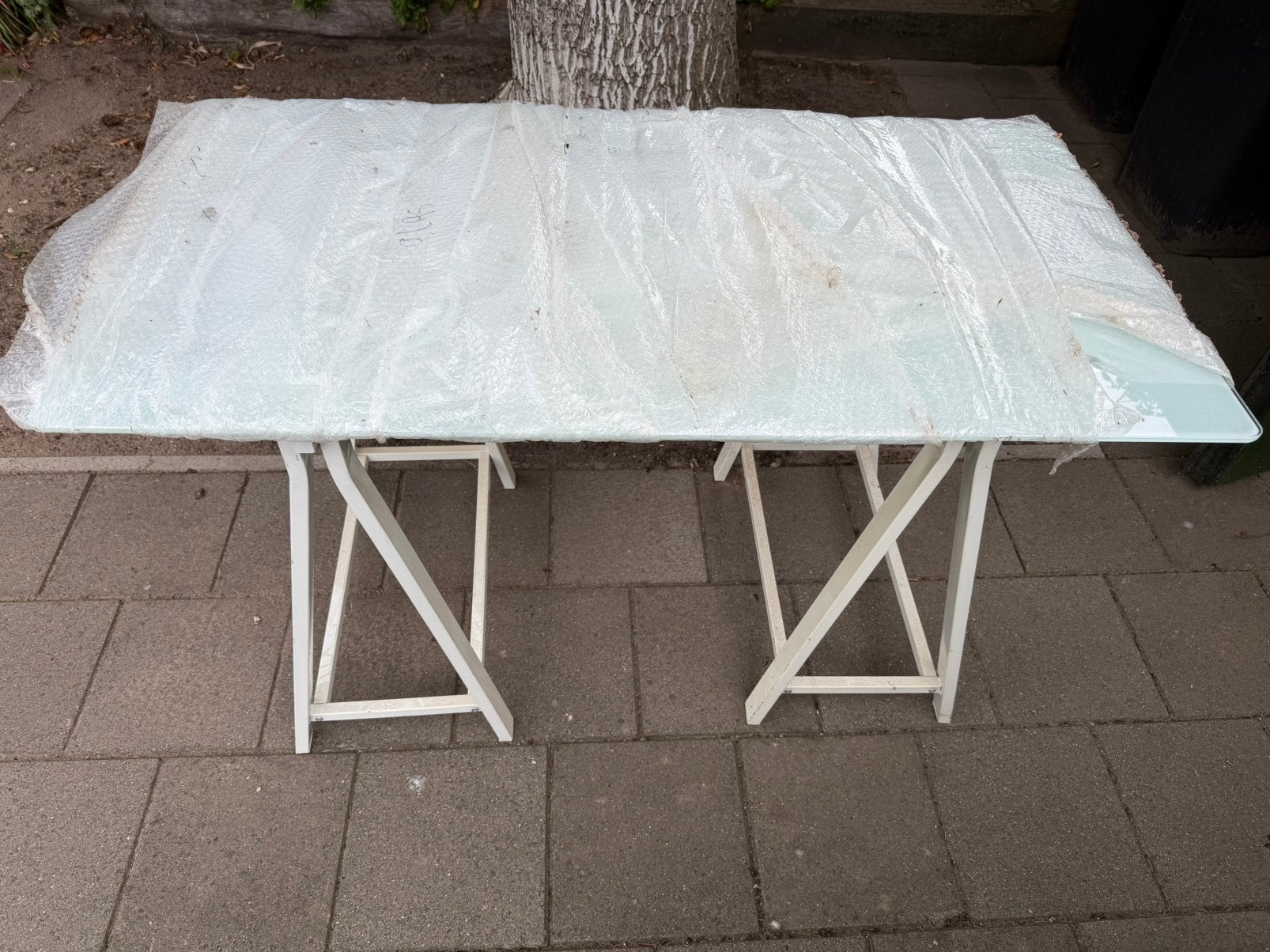 Glazen melkwit blad met schragen tafel, bureau, bijzettafel, Ophalen, Gebruikt, 50 tot 100 cm, Glas