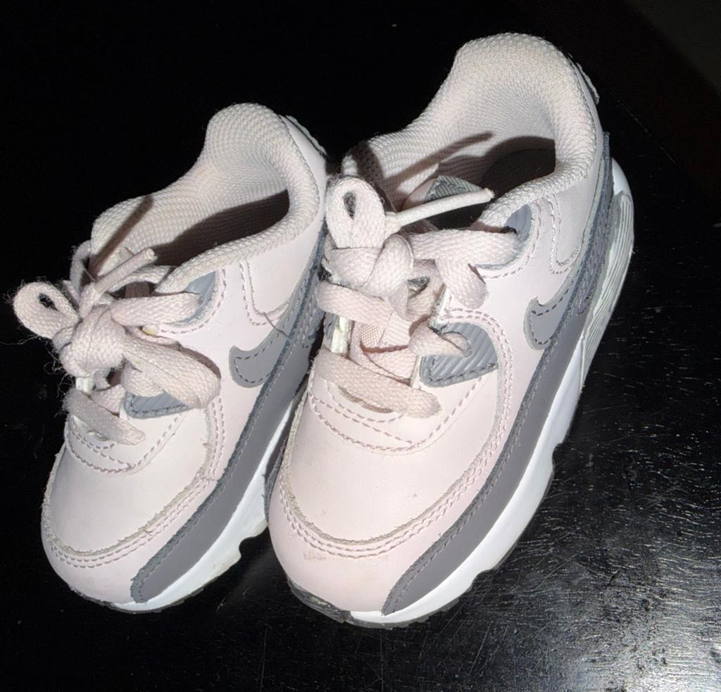 Nike Air Max 90 baby sneakers - Lichtroze/Grijs maat 22, Kinderen en Baby's, Babykleding | Schoentjes en Sokjes, Schoentjes, Jongetje of Meisje